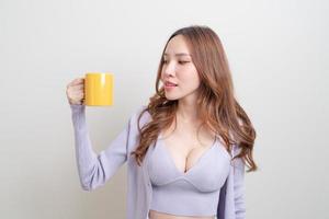 Porträt schöne asiatische Frau mit Kaffeetasse oder Tasse foto