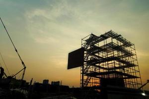 Silhouette der Fliege über Baustelle, Sonnenuntergang Hintergrund foto