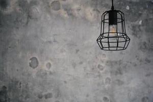 industrielle Glühlampen. abstrakter Zementhintergrund foto