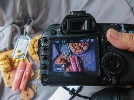 hinter den kulissen der lebensmittelfotografie, fotoaufnahme mit dslr-kamera mit verschiedenen keksen als objekt. Professioneller Food-Fotograf foto