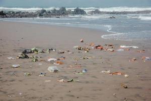 Müll am Strand, menschengemachte Umweltkatastrophe foto