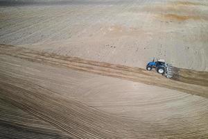 Traktor pflügt Flug Draufsicht. foto