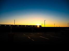 Silhouette des ein- oder ausgehenden Sky Train im wunderschönen Sonnenuntergang. foto