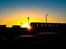 Silhouette des ein- oder ausgehenden Sky Train im wunderschönen Sonnenuntergang. foto