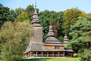 10.09.2021. Kiew. Ukraine. Eine alte karpatische ukrainische Holzkirche auf einem Hügel vor dem Hintergrund eines dichten Waldes. foto