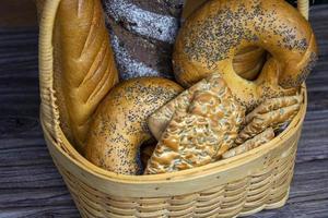 Korb mit Brot Nahaufnahme. foto