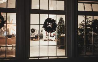 Weihnachtsbaum und Dekoration im Fenster foto