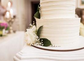 Hochzeitstorte mit Blumen foto