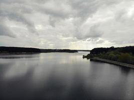 Blick von oben auf den Fluss foto