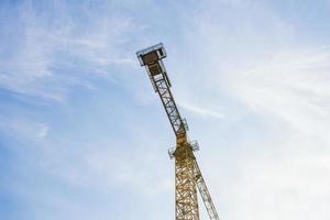 Turmdrehkran gegen den Himmel foto