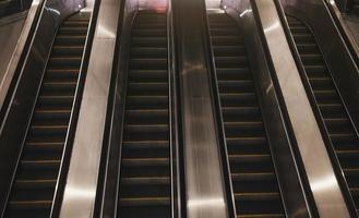 funktionierende Rolltreppe am Flughafen foto