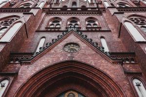 Kirche aus rotem Backstein in Europa foto