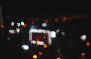 bokeh bei nacht, stadtbild im regen foto