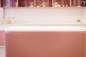 schöne und geräumige rosa küche foto