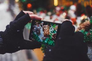 die Hände eines Touristen mit einem Smartphone foto