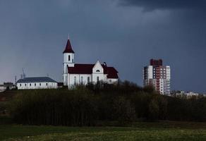 Kirche vor einem dunklen Himmel foto