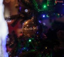 Weihnachtsbaum in der Stadt foto