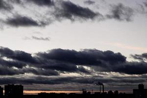 dunkle Wolken. dramatischer Himmel foto