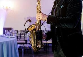 saxophonist spieler musiker im fest foto