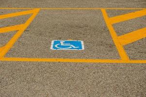 Parkplatz für Behinderte reserviert foto