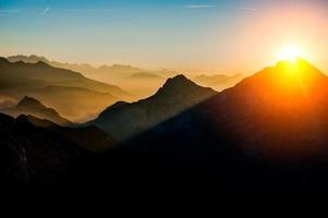 Morgendämmerung in den Bergen foto