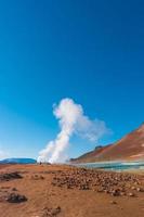 farbenfrohe geothermische aktive zone hverir in der nähe des myvatn-sees in island, ähnlich der marslandschaft des roten planeten, im sommer und am blauen himmel. foto