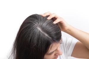 eine junge Frau mit grauen Haaren. Konzept für frühes graues Haar foto