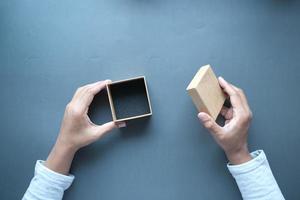 Draufsicht der Person Öffnen Sie eine leere kleine Geschenkbox foto