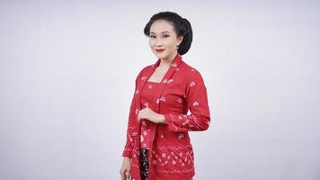 schönes asiatisches Kleid im eleganten Stil isoliert auf weißem Hintergrund foto