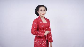 schönes asiatisches Kleid im eleganten Stil isoliert auf weißem Hintergrund foto