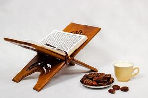 Koran-Datteln und ein Glas Milch isoliert auf weißem Hintergrund foto