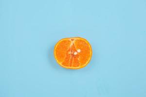 Sexualerziehung mit Orange auf blauem Hintergrund isoliert foto
