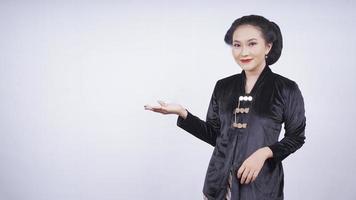 asiatische Schönheit in Kebaya zeigt ausdruckslos isoliert auf weißem Hintergrund foto