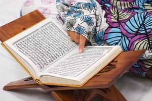 Koranverse, die isoliert auf weißem Hintergrund gelesen werden foto