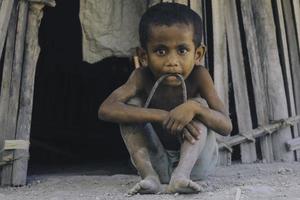 ein porträt von kindern mit schäbigem aussehen in einem armen und isolierten dorf auf der rote island im osten von nusa tenggara. 5. april 2020 - rote, indonesien. foto