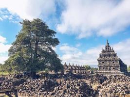 viele kleine tempel in plaosan komplexe tempel mit blauem himmel und sonnigem sonnenhintergrund. Einer der javanischen buddhistischen Tempel in Prambanan, Klaten, Zentral-Java, Indonesien. foto