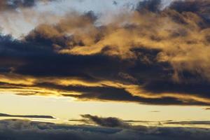 natürlicher hintergrund mit dramatischem abendhimmel foto