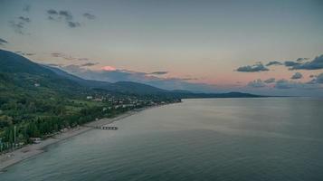 Seelandschaft aus einer Höhe mit Blick auf das Dorf und das Meer in neuen Athos foto