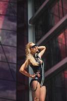 sexy Blondine mit Sonnenbrille foto