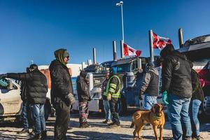 st liboire, quebec, kanada - 28. januar 2022. freiheitskonvoi 2022 gruppe von truckern treffen. foto