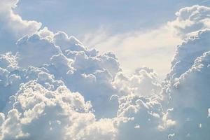 riesige weiße flauschige Wolke vor blauem Himmel Sommer abstrakter Wetterhintergrund. foto