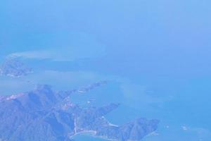 fliegen über thailand panoramablick auf die türkisfarbenen wasser der inselstrände. foto