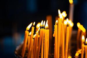 Kerzen in der Kirche angezündet. schöner Hintergrund foto