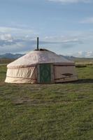 mongolisches traditionelles haus namens ger oder jurte, in einer wunderschönen landschaft. blauer Himmel. foto