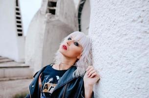 Porträt einer stilvollen blonden Grunge-Blondine auf dem futuristischen Hintergrund foto