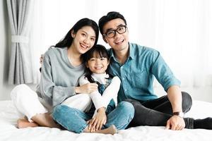 kleines asiatisches Familienporträt zu Hause foto