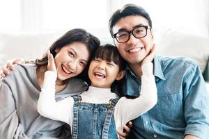 kleines asiatisches Familienporträt zu Hause