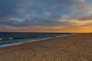 magische Sonnenuntergangsansicht Meereslandschaft mit schönem buntem Himmel, Sonne und Wolken. glatter Sand am Strand weißer Schaum des Ozeans. Karon Phuket Thailand. foto