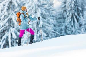 Ein Wanderer geht mit Schneeschuhen im Schnee spazieren foto