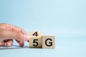 4g bis 5g Inschrift über Holzklötzchen. foto